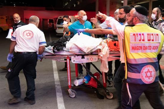 当地时间2021年4月30日，以色列救援人员将踩踏事故伤者转移至位于北部城市采法特的齐夫医学中心。